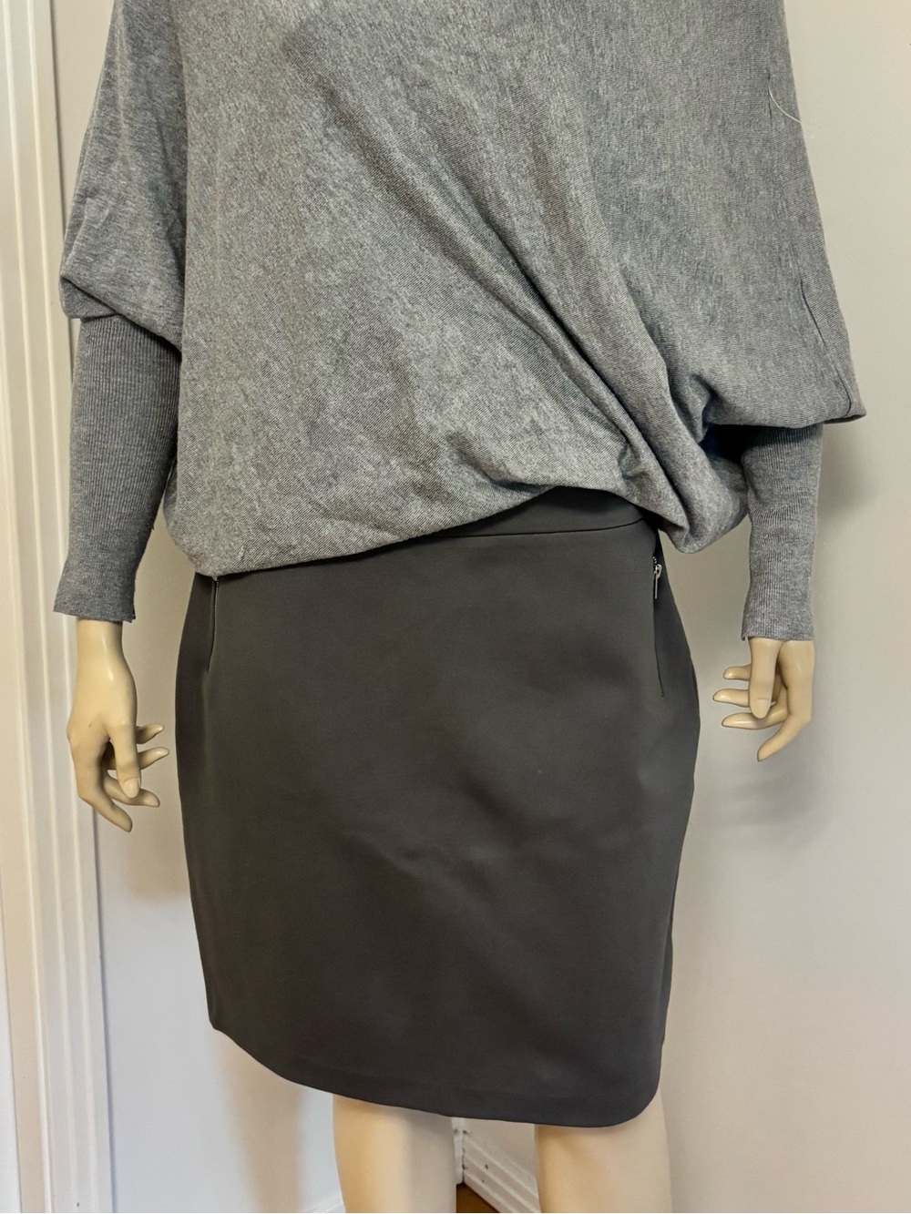 Classic Gray Pencil Skirt - Women's Tailored Workwear Size Medium